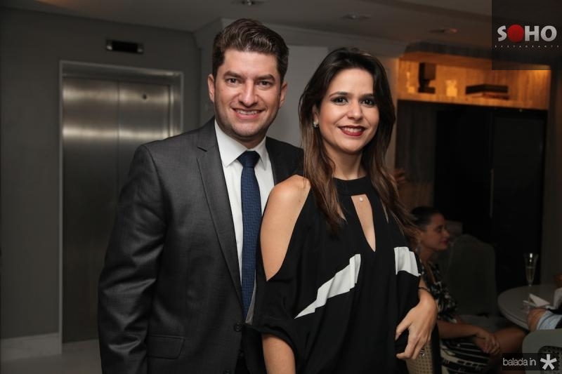 Paulo José solta a voz em jantar intimista armado por Marcelo Quinderé e Milena Holanda