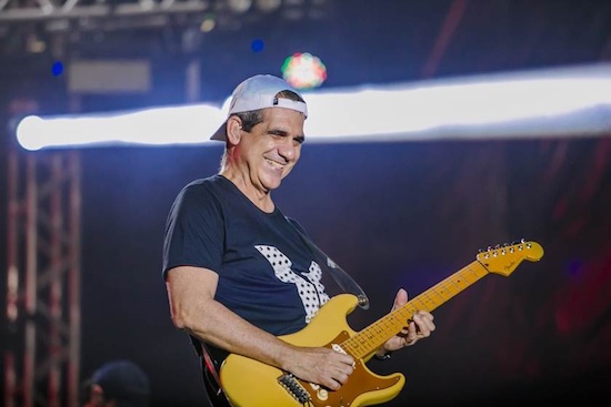 Uma turma festeira vai se esbaldar com Durval Lelys no Bloquinho de Verão