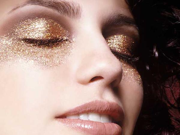 Sabe como remover o glitter pós-Carnaval?