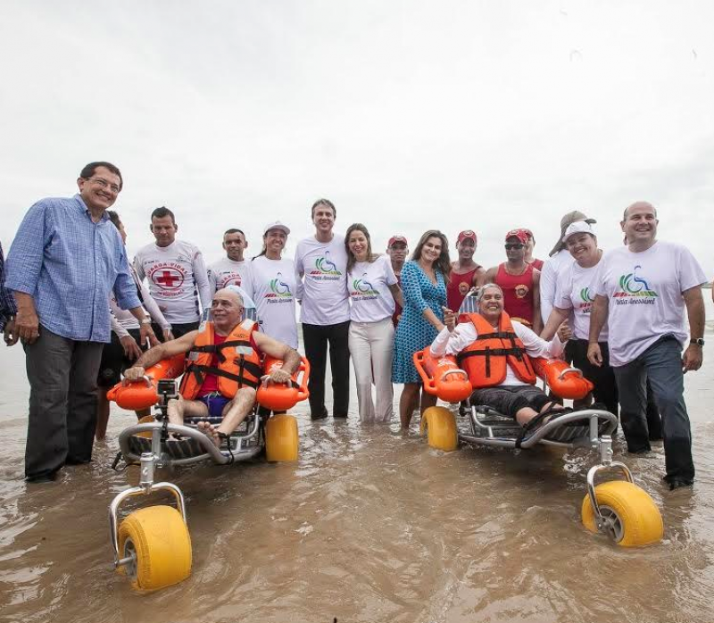 Camilo Santana e Roberto Cláudio lançam o projeto Praia Acessível