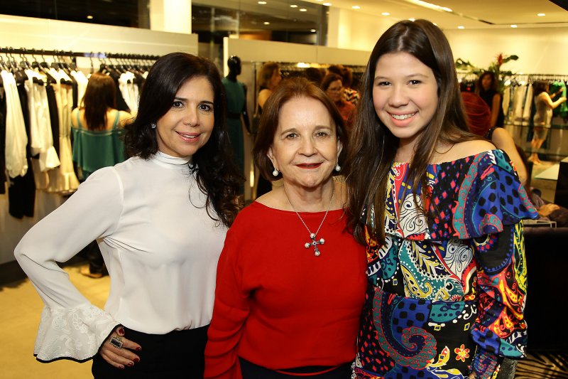 Happy hour marca lançamento do Outono/Inverno da Lenita Negrão