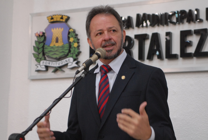 Acrísio comunica desligamento, elogia governador Camilo Santana