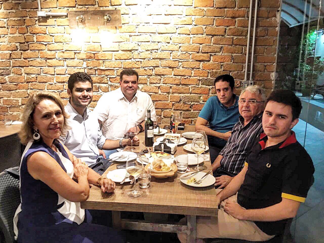 Odmar Feitosa divide mesa animada com amigos na Brava Wine