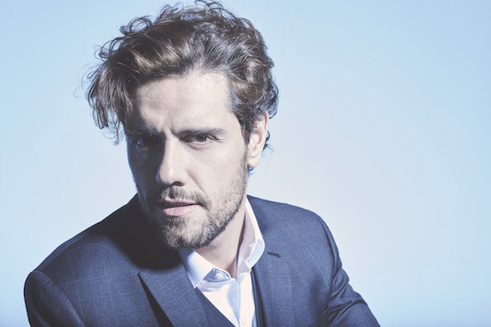 Thiago Arancam aterrissa em Fortaleza para apresentação no Teatro Riomar