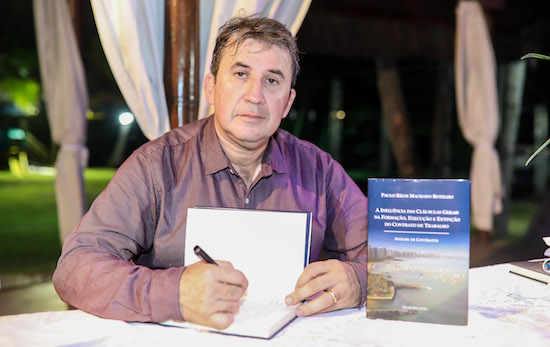 Paulo Régis Botelho lança livro sobre contratos de trabalho no Iate Clube