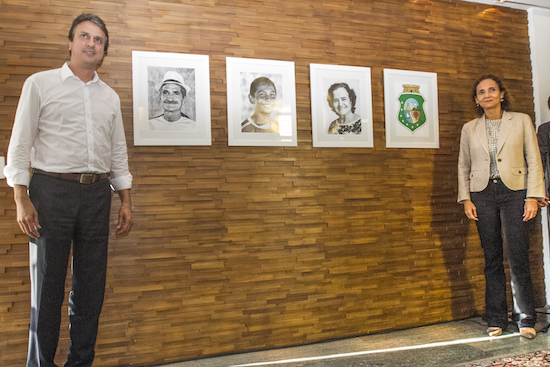 Camilo Santana apresenta foto oficial com imagens de cearenses