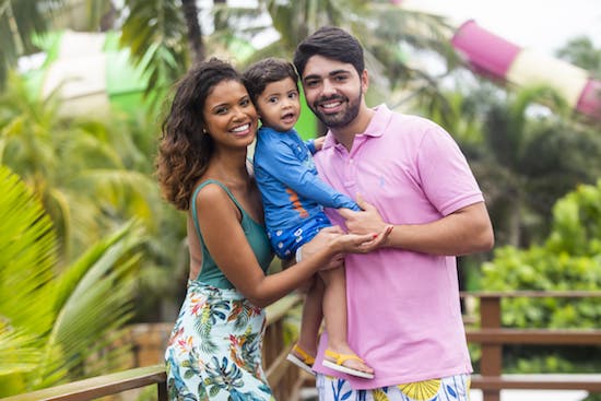 Aline Dias curte a folga com a família no Beach Park
