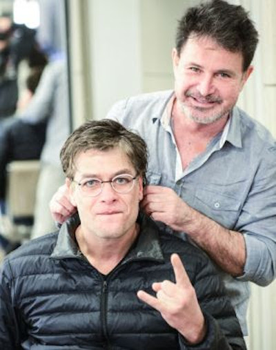 Fábio Assunção visita badalado salão de SP