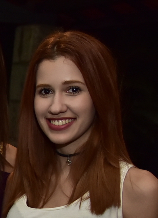 Mirella Salema ganha festa neon para brindar seus 15 anos