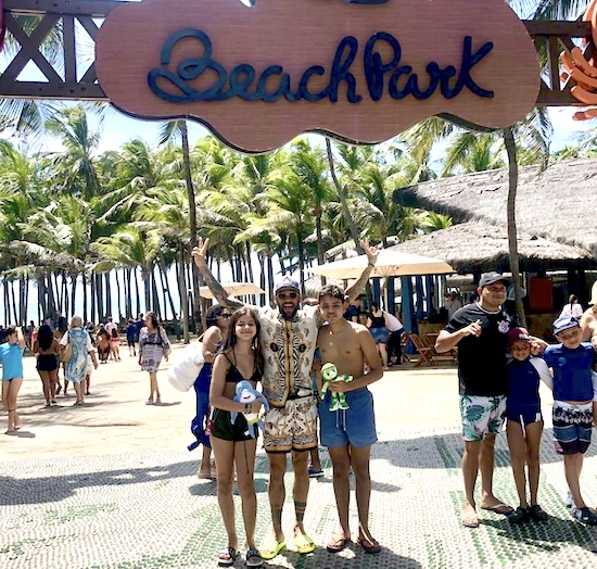 Daniel Alves encerra as férias em grande estilo no Beach Park