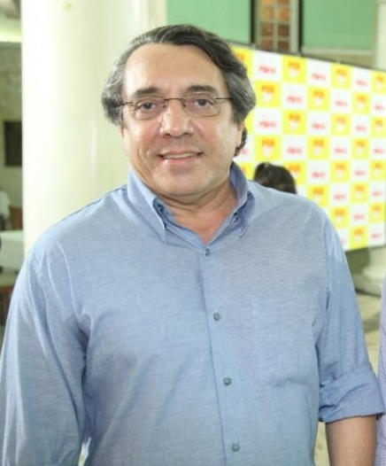 Guto Benevides lança livro com história de 8 anos à frente da TVC