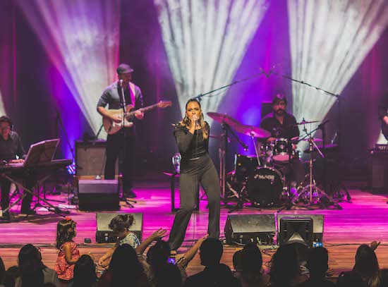 Theatro Via Sul foi palco do primeiro show de Júlia Dantas em Fortaleza