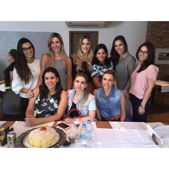 Sarah Diniz brinda nova idade ao lado das amigas mais chegadas