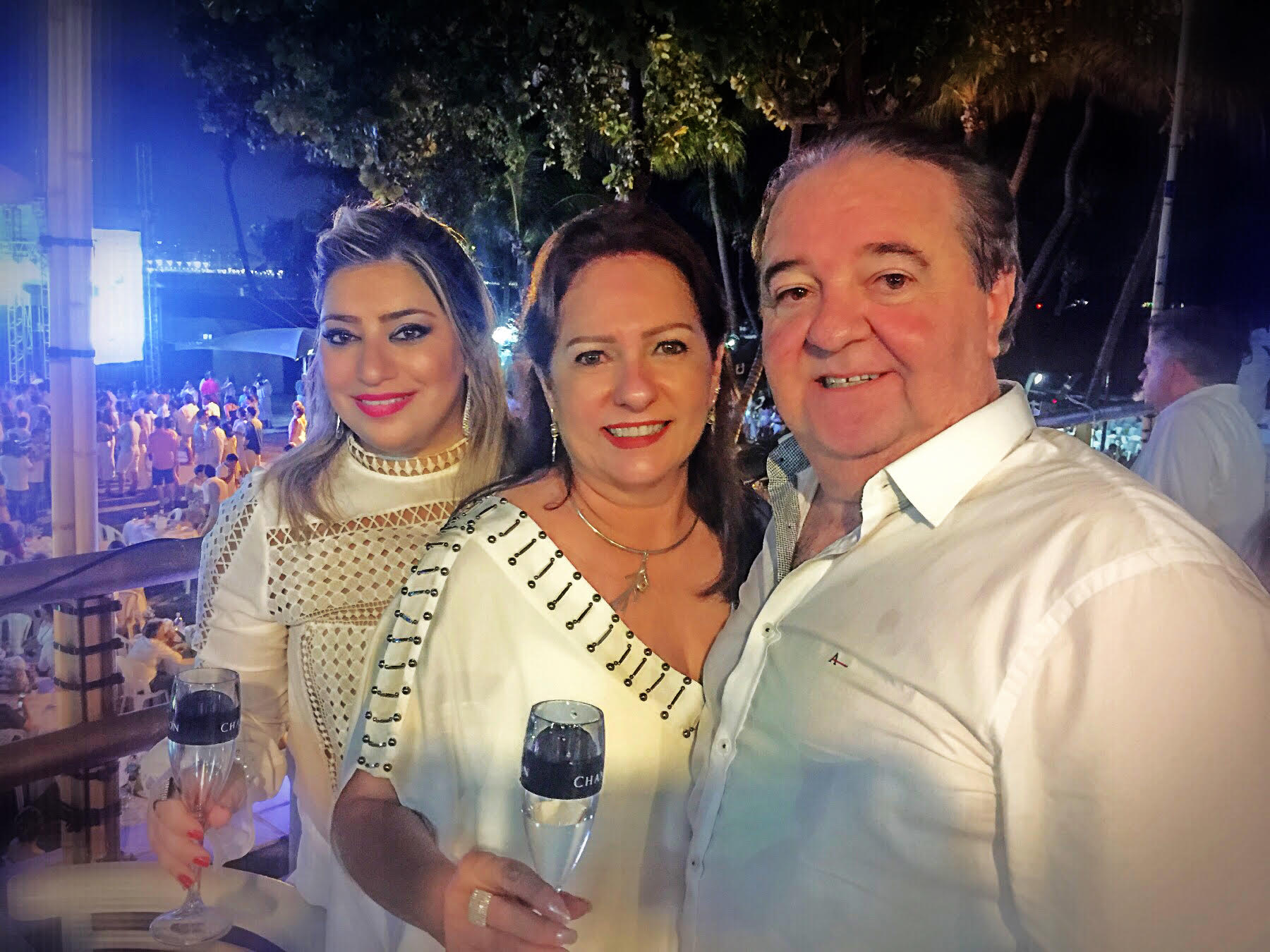 Manu Romcy, Chiquinho e Cristina Aragão brindam a chegada de 2017 no Iate Clube