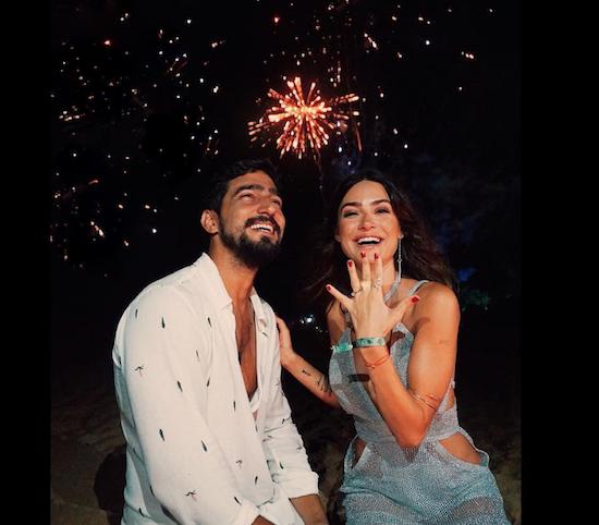 Thaila Ayala é surpreendida com pedido de noivado em pleno Réveillon