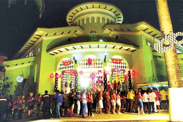 Hoje é dia da society pular no Carnaval da Saudade