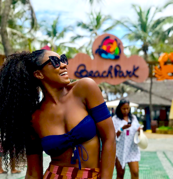 Cris Viana desembarca no Ceará e curte dias de descanso no Beach Park