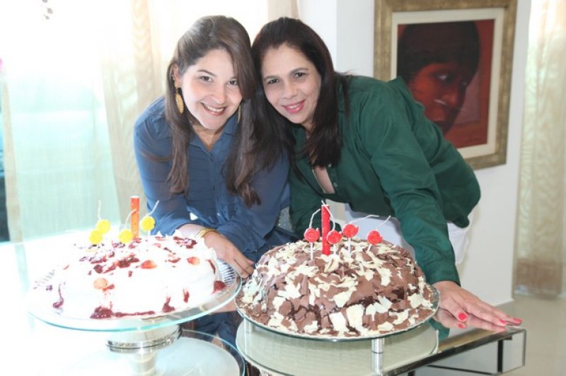 Maria Ester Quinderé e Adriana Mota brindaram seus nats durante badalado almoço no Sólight