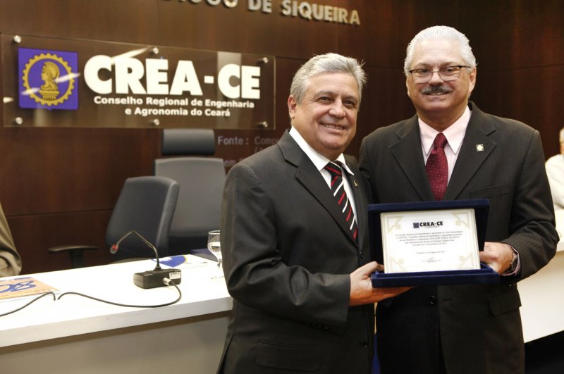 Victor Frota Pinto inaugura memorial do CREA-CE
