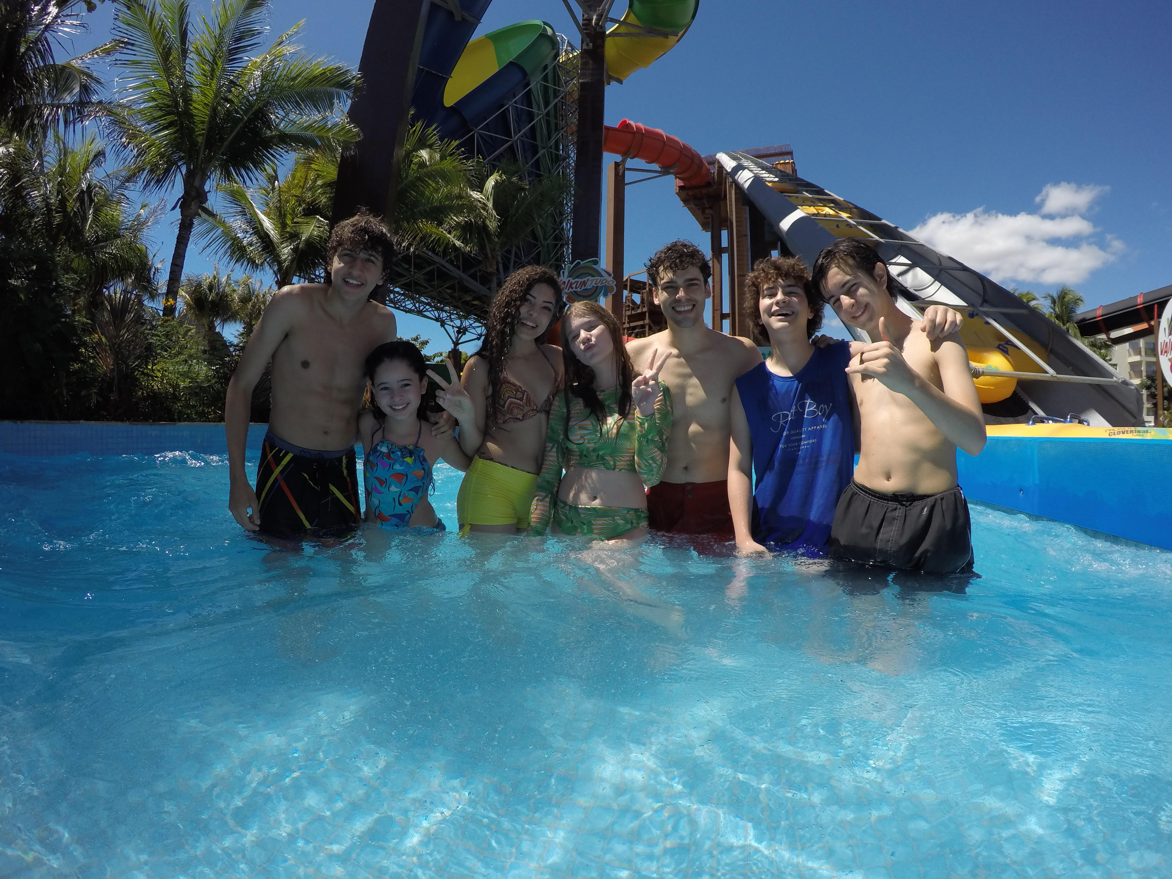 Atores mirins de ‘Cúmplices de O Resgate’ curtem dia de diversão no Beach Park