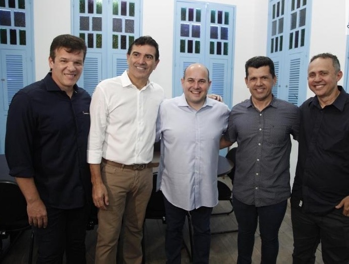 Roberto Cláudio reúne secretários em happy hour