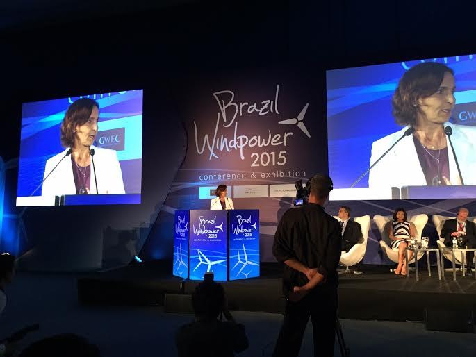 Em evento no Rio, Izolda ressalta pioneirismo do Ceará em energia eólica