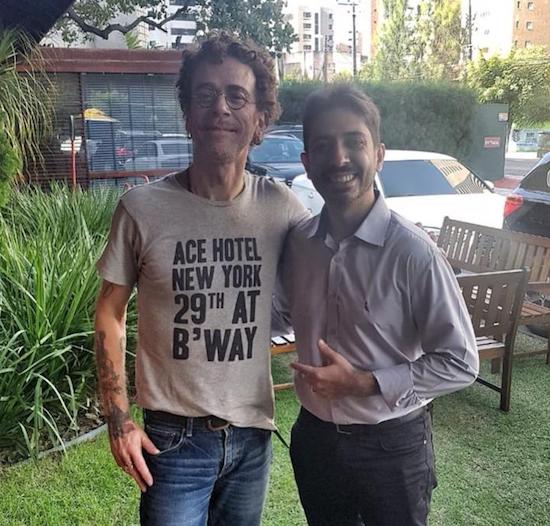 Restaurante Santa Grelha recebe Nando Reis para almoço durante o wekeend