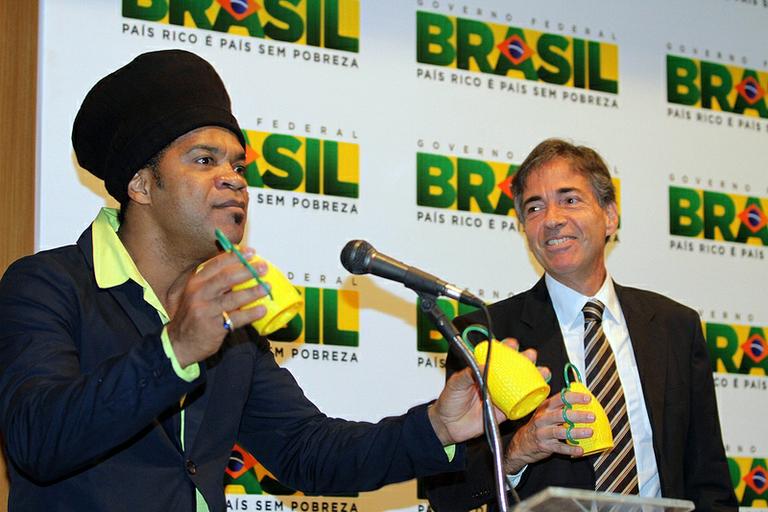 Carlinhos Brown cria instrumento oficial da Copa 2014