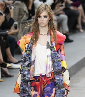 Chanel apresenta nova coleção durante desfile em Paris