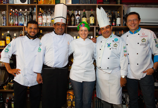 Chefs apresentam seus pratos para o Festival de Camarão da Costa Negra