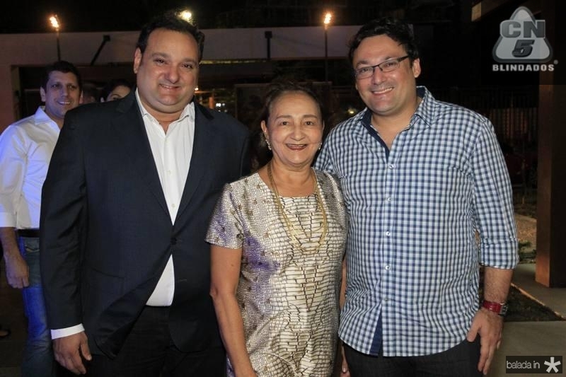 Patriolino Dias arma happy hour no Cosmopolitan