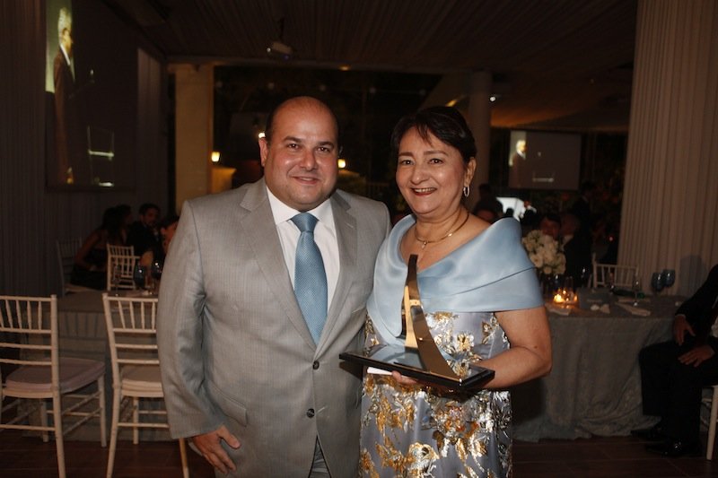 Maria das Graças Dias leva o Troféu Construtor do Ano 2013, na festa anual do Sinduscon-CE