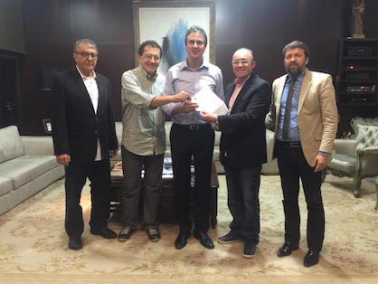 Camilo Santana recebe o convite oficial para a homenagem ‘Personalidade Turística de 2015’