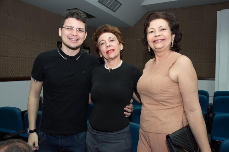 Victor Hugo Saavedra, Emilia e Abigail Freitas