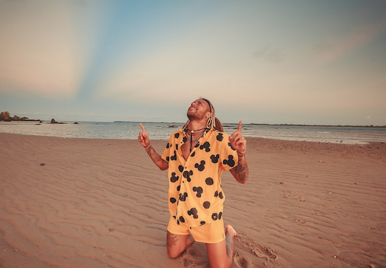 Estampa do Mickey faz sucesso entre os famosos na temporada de férias