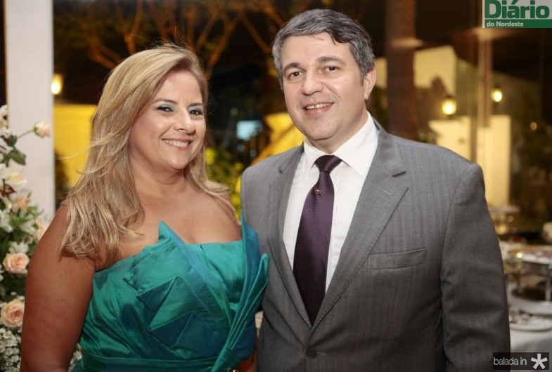 Beth Pinto sopra velinhas em ritmo de Carnaval