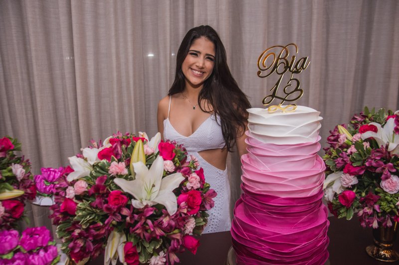Beatriz Teixeira ganha festa surpresa de seus pais para celebrar seus 15 anos
