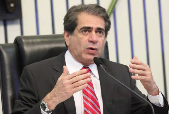 Zezinho Albuquerque anuncia abertura de novos cursos de Medicina no CE