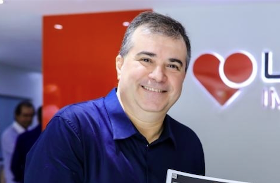 Ricardo Bezerra realiza a entrega de doações da campanha Coração Solidário