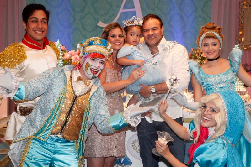 Layla e Guilherme Fujita Neto comemoram os 3 aninhos da herdeira Anik