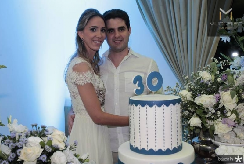 Guilherme e Lívia Vieira abrem as portas de seu apê para comemorar os 30 anos da anfitriã