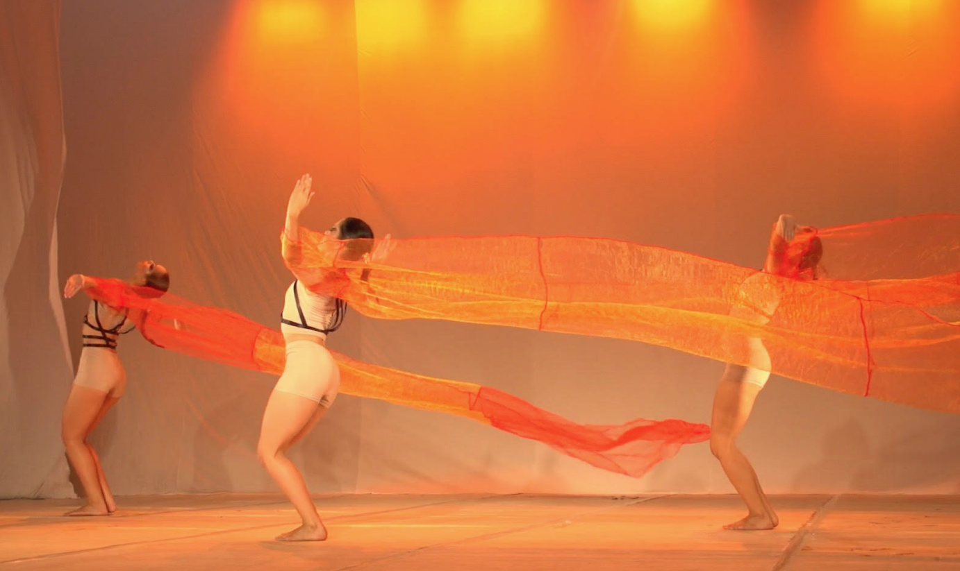 Edisca apresenta espetáculo para convidados, no Teatro Via Sul