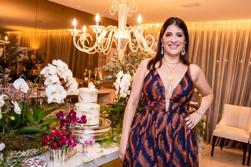 Elisa Oliveira recebe convidados especiais para brindar sua troca de idade