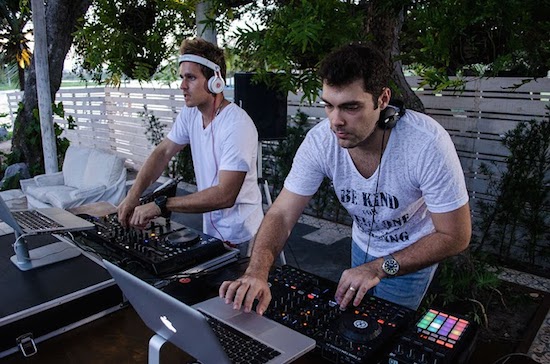 Thiago Camargo movimenta happy hour no Colosso Lake Lounge