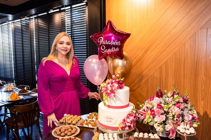 Sandra Fujita recebe uma turma das boas para brindar sua troca de idade