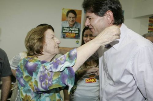 Cid Gomes recebe o carinho de sua mãe, D. Maze