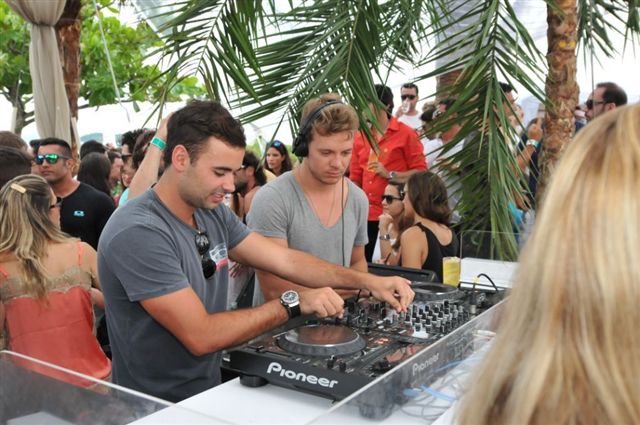 Rico Mansur anima sunset do Café de La Musique