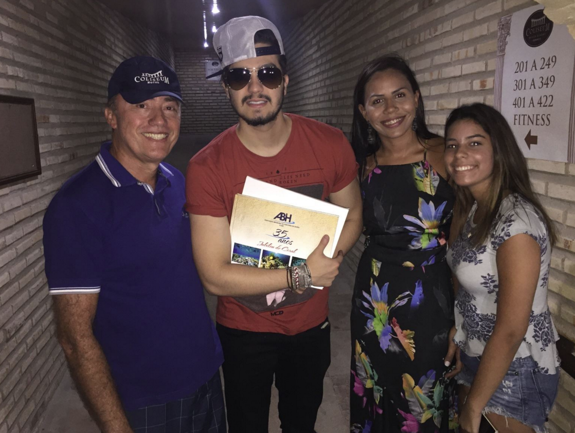 Luan Santana recarrega as baterias no Coliseum Beach Resort