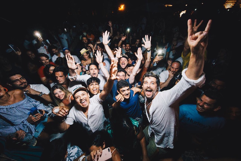 Galinhada do Zé Maria reúne famosos e moradores de Noronha