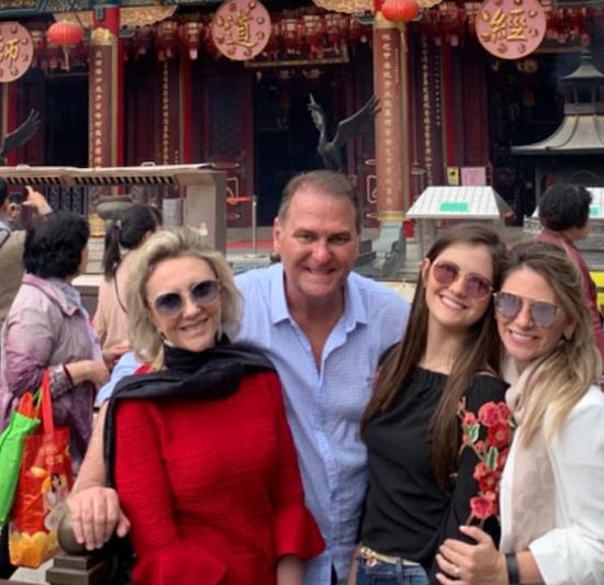 Gabriela Dias Branco da Escóssia celebra a nova idade em Hong Kong